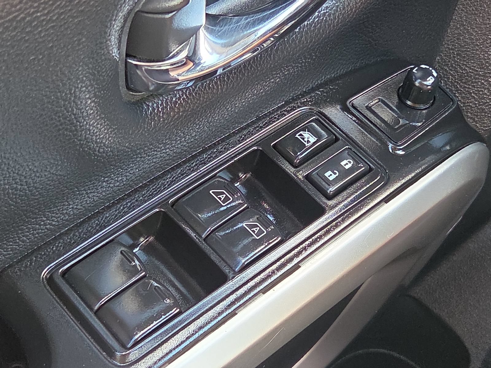 2024 Nissan TITAN Crew Cab SV 4x2